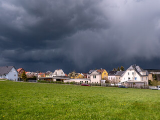 Unwetterwolken über einem Dorf