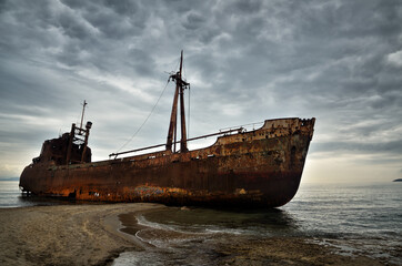 Dimitrios est un vieux navire naufragé sur la côte grecque et abandonné sur la plage