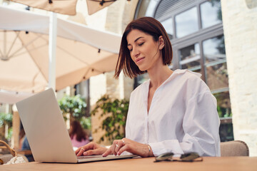 Pritty business woman working on laptop in restaurant