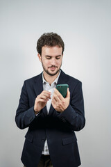 Chico de negocios joven vestido de chaqueta con fondo blanco posando 