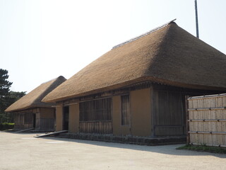 日本の伝統的な茅葺屋根の家