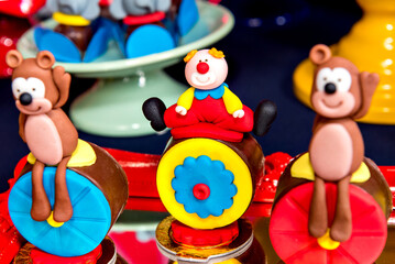 Naklejka premium Table with sweets and muffins decorated with Royal icing at a children's party.