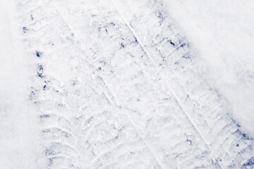 Obraz premium Trace of car tires in the fresh snow. Close up view from above