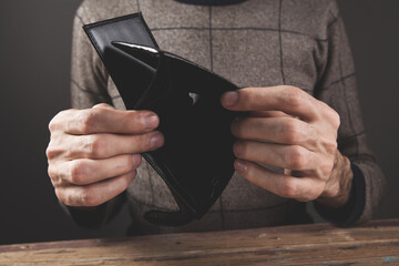  holding an empty wallet