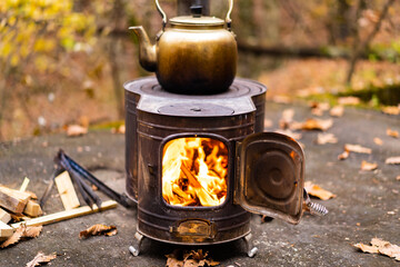 アウトドア。たき火。やかん。バーベキュー。