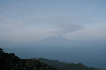 山から眺める桜島の風景