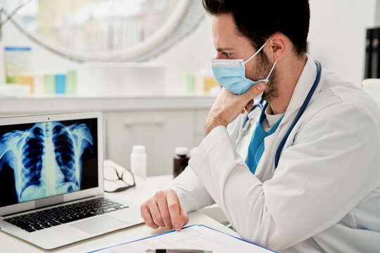 Doctor analyzing X-rays of the lungs, Poland, podkarpackie, D&fnof;&ocirc;bica