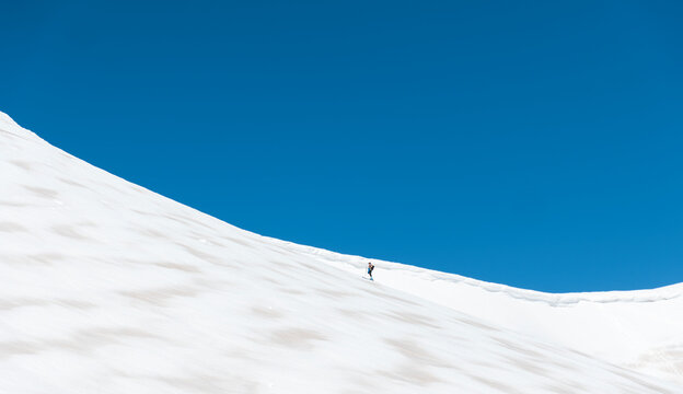 Spain, Palencia, Cardano de Arriba, Ski touring on snowy Murcia Peak