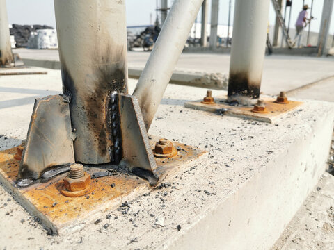 Stiffener plates on pipe column, anchor bolts installed on bottom plate, Moment Connection Requires Bolts Outside the Flanges, stiffeners in steel structures
