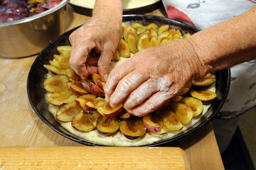 Pflaumenkuchen belegen