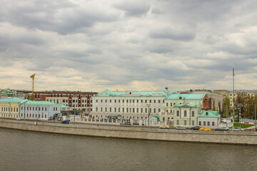 Naklejka premium panoramic view of the Moskva River and the Sofia embankment with historical buildings against a cloudy sky and space to copy in Moscow Russia