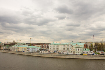 Naklejka premium panoramic view of the Moskva River and the Sofia embankment with historical buildings against a cloudy sky and space to copy in Moscow Russia