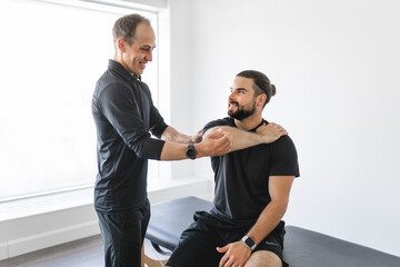 Obraz premium physiotherapist doing therapeutic exercises for patient at the clinic.