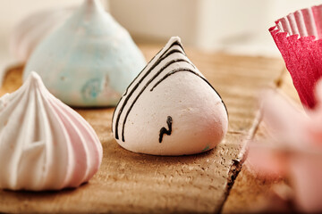 close up de un bombon en una tabla de madera