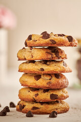 galletas de chocolate una sobre la otra en un fondo blanco con flores 