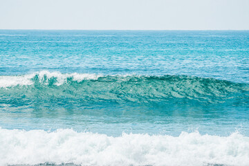 Naturalne piękne tło błękitny ocean.