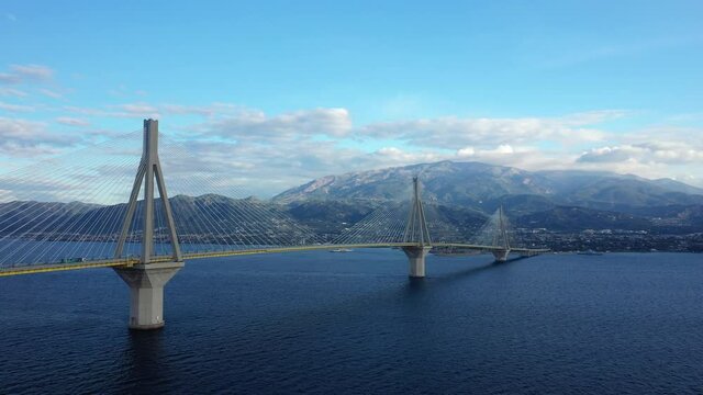 Le pont Rion-Antirion &agrave; l'entr&eacute;e de la Patras au bord de la mer Ionienne vers Missolonghi, en Acha&iuml;e, dans le P&eacute;loponn&egrave;se, en Gr&egrave;ce centrale, en &eacute;t&eacute;.