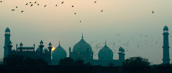  Sunset and birds with Badshahi Masjid Lahore - obrazy, fototapety, plakaty