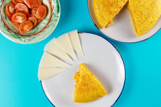 Slice of freshly made&Ocirc;&oslash;&Omega;Spanish omelet