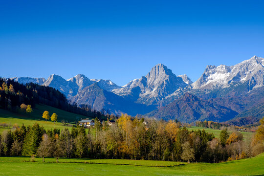 Austria, Upper Austria, Vorderstoder, Clear sky over village in Totes Gebirge range
