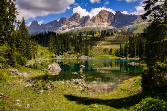 Italy, South Tyrol,&Ocirc;&oslash;&Omega;Scenic view of Lake Carezza in summer