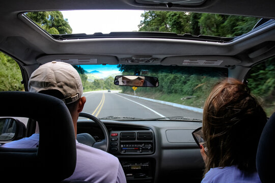 Casal na estrada Dirigindo com vista linda com fundo de asfalto