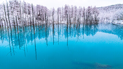雪の青い池　絶景
