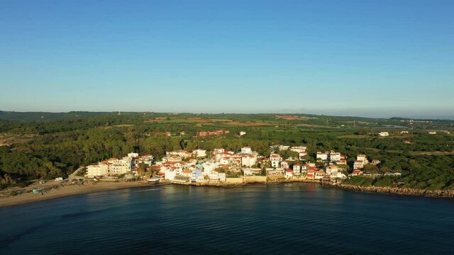La vue panoramique de la ville de Arkoudi au bord de la mer Ionienne vers Patras, dans le P&eacute;loponn&egrave;se, en Gr&egrave;ce, en &eacute;t&eacute;.