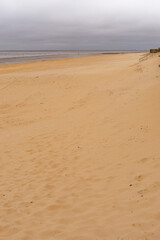 Menschenleerer Strand und Promenade in Cuxhaven Duhnen, während des Corona Lookdowns, an einem...