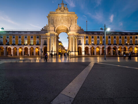 Portugal, Estremadura Province, Lisbon, Rua Augusta Arch at dusk