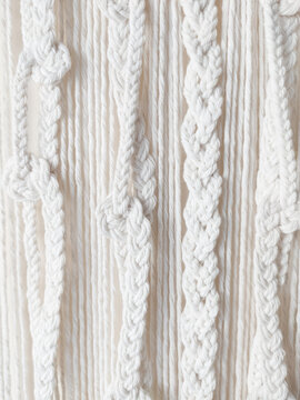 Decora&ccedil;&atilde;o de parede em artesanato macram&eacute; em grande plano num fundo branco