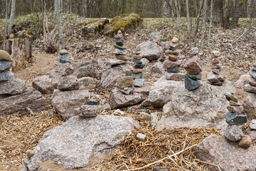 Obraz premium zen stack of rocks stones in dark forest a symbol of harmony and balance