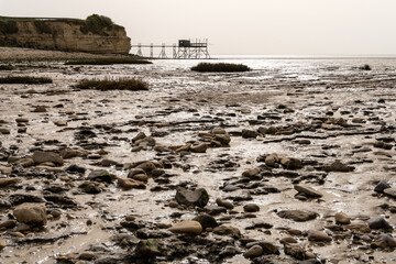 carrelet et plage de galet à marée basse
