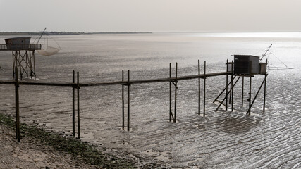 deux carrelets sépia au couche du soleil