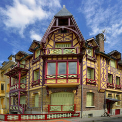 Fototapeta premium Carré angle de rue des maisons colorées de Mers-les-Bains (80350), département de la Somme en région Hauts-de-France, France