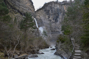 Acceso a la cascada alta de Sorrosal, a tan solo 5 minutos del municipio de Broto, Huesca, España. © vanessa