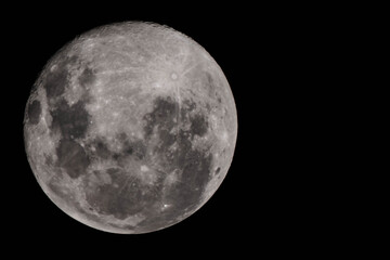 Luna llena con teleobjetivo de 1600mm 