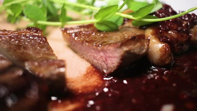 ラム肉のステーキの切り目