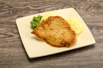 Crispy chicken schnitzel with mashed potato