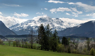 Fototapeta na wymiar Blick über Saalfelden in die verschneiten Berge.