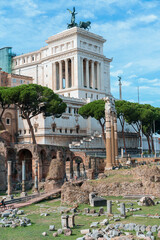 Naklejka premium parts of the antique columns of the Forum of Julius Caesar against the background of the Venetian Palace. Rome. Italy