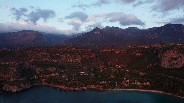 Les montagnes dominent la c&ocirc;te grecque au coucher du Soleil au bord de la mer M&eacute;diterran&eacute;e vers Kalamata, en Mess&eacute;nie, dans le P&eacute;loponn&egrave;se, en Gr&egrave;ce, en &eacute;t&eacute;.
