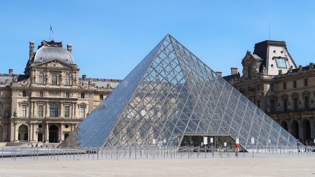 Palais / mus&eacute;e du Louvre &agrave; Paris, ferm&eacute; pendant la pand&eacute;mie de covid-19, fa&ccedil;ade des pavillons Sully et Daru, derri&egrave;re la c&eacute;l&egrave;bre pyramide en verre, dans la cour Napol&eacute;on d&eacute;sert&eacute;e &ndash; mai 2020 (France)