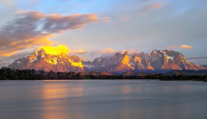 Papier Peint photo autocollant Cuernos del Paine Panorama du lever du soleil sur la rivière Serrano avec les sommets des montagnes Torres del Paine et Cuernos del Paine, parc national Torres del Paine, Patagonie, Chili.
