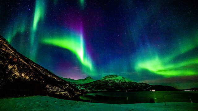 Nordlichter in Troms, Nordnorwegen. tanzende Aurora Borealis in grün, pink und weiss. wundervolles Naturerlebnis im hohen Norden in einer klaren und kalten Winternacht in den Lyngenalps. © Dieter