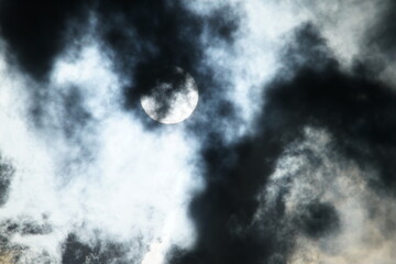 Sonnen Licht scheint durch dichte Wolken und erzeugt dramatische Strukturen und Muster