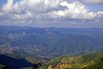 Fototapeta na wymiar Beautiful scenery of the mountains in thailand