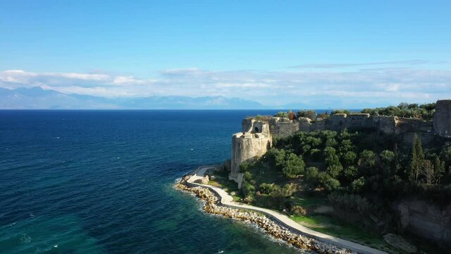 La tour du ch&acirc;teau de Koroni domine le cap et le Magne au bord de la mer M&eacute;diterran&eacute;e vers Kalamata, en Mess&eacute;nie, dans le P&eacute;loponn&egrave;se, en Gr&egrave;ce, en &eacute;t&eacute;.