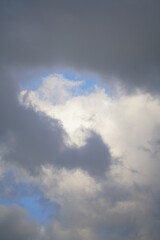 Wetter in Form von Wolken am späten Nachmittag bei typischem April Wetter