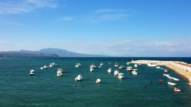 L'extr&eacute;mit&eacute; du port de Koroni et ses bateaux au bord de la mer M&eacute;diterran&eacute;e vers Kalamata, en Mess&eacute;nie, dans le P&eacute;loponn&egrave;se, en Gr&egrave;ce, en &eacute;t&eacute;.